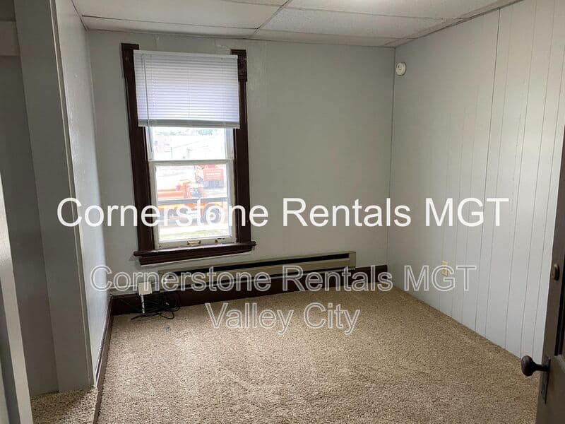 Valley City House: 205 3rd Ave SE
