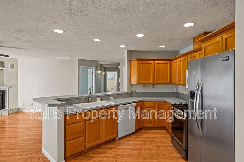 Salem House: 4468 Countryside Ct NE