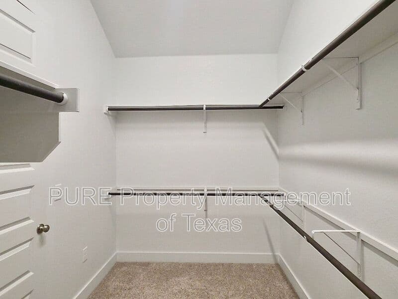 Manor House: 16520 Summery St