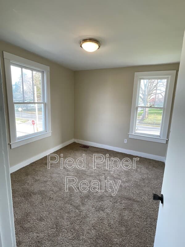 Freeport House: 1254 S Chicago Ave