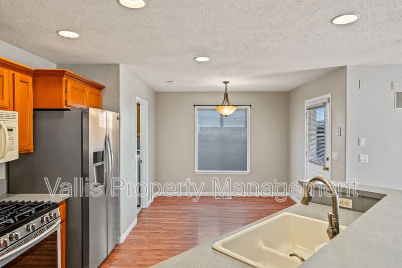 Salem House: 4468 Countryside Ct NE