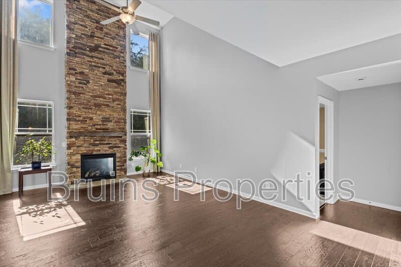 High Point House: 1814 Castle Gate Court