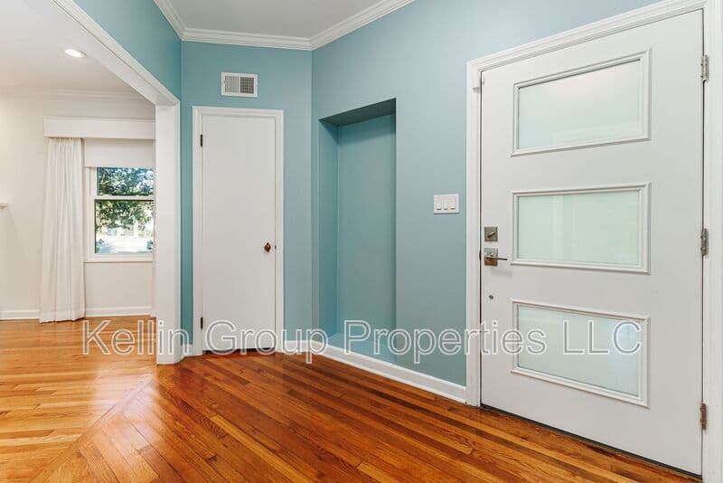 Lakeland House: 1203 Easton Dr