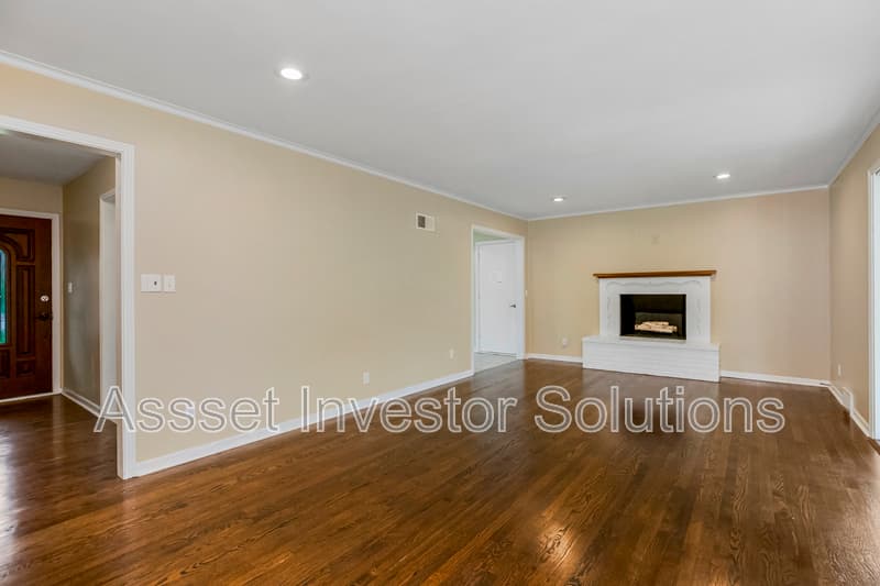 Leawood House: 8400 State Line Rd