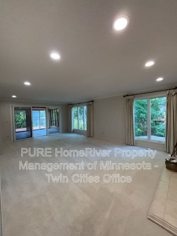 Edina House: 7420 Hyde Park Cir