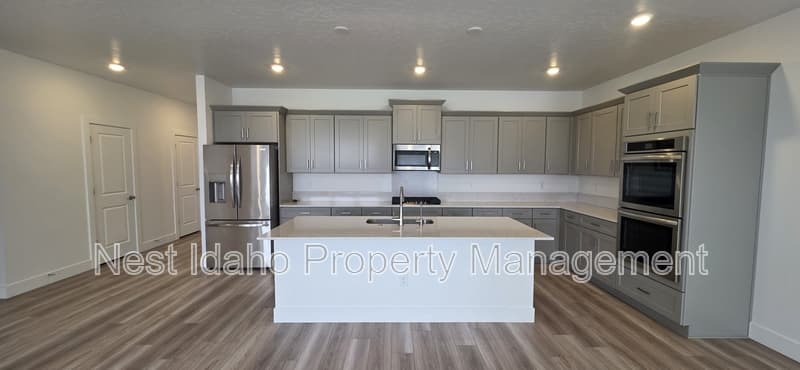 Nampa House: 5435 E Victoria Falls Drive
