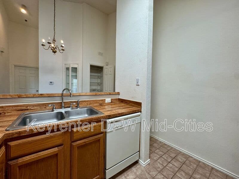 Dallas House: 4800 W Lovers Lane