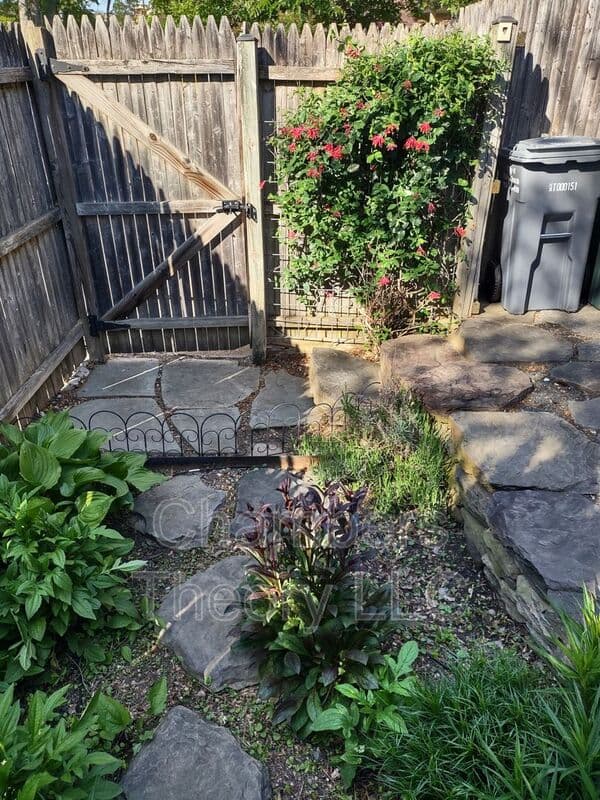 Falls Church Condo: 445 Hampton Ct