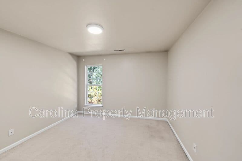 Charlotte House: 15422 Canmore St