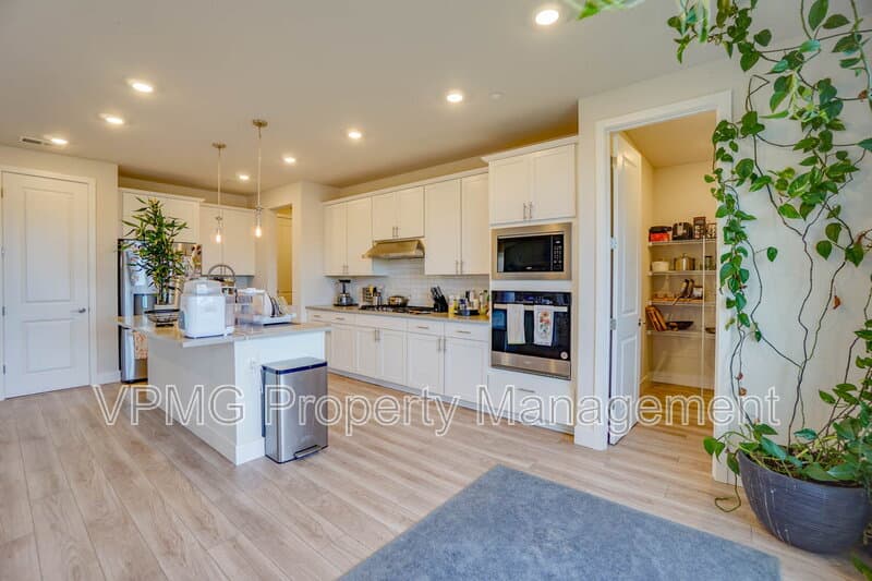 Washougal House: 359 W Koa St