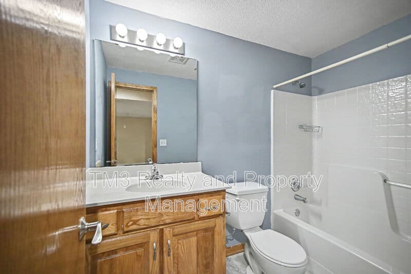 Olathe House: 21922 West 121st Terrace