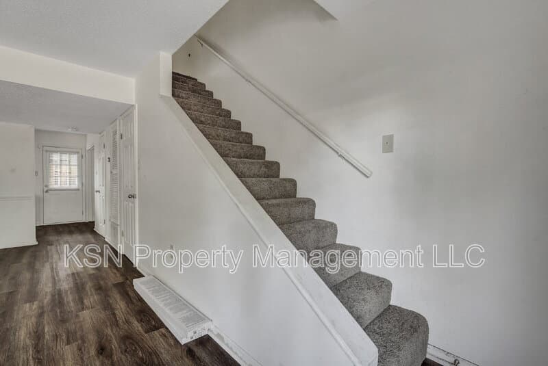 Savannah Townhome: 2220 East Victory Drive