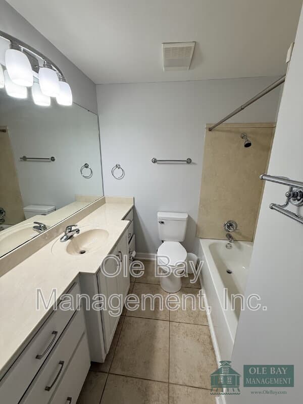 Mobile House: 4650 Rosewood Dr