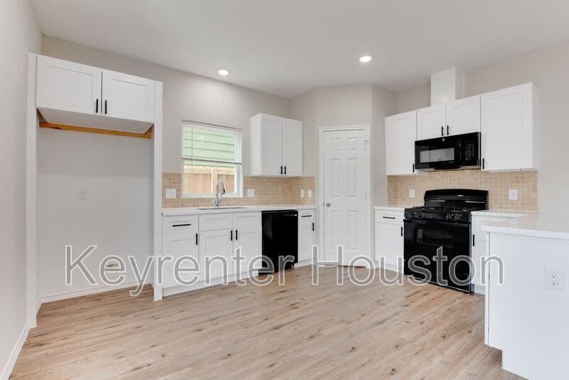 Houston House: 8203 Woodlyn Rd