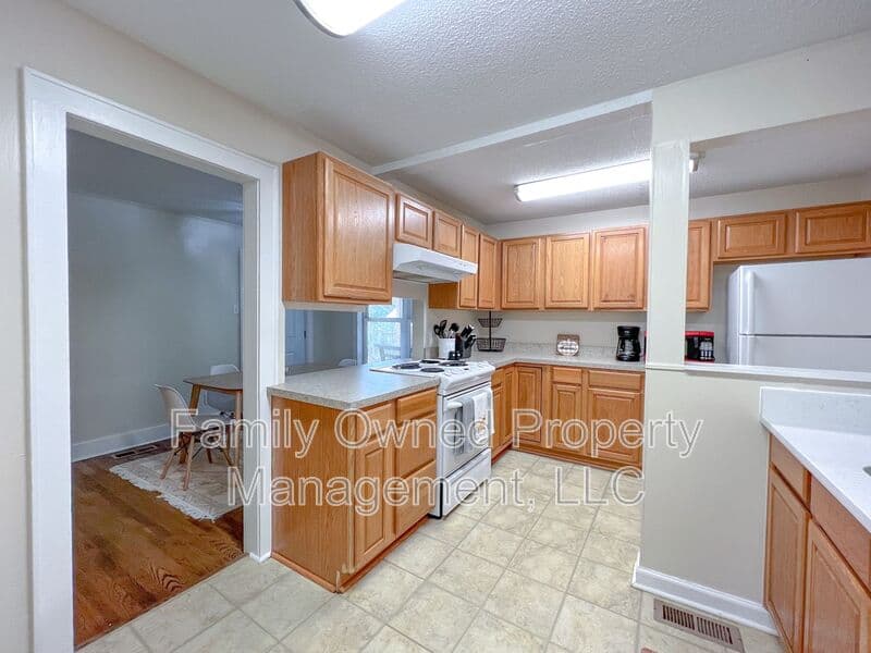 Summerville House: 806-B N Magnolia St