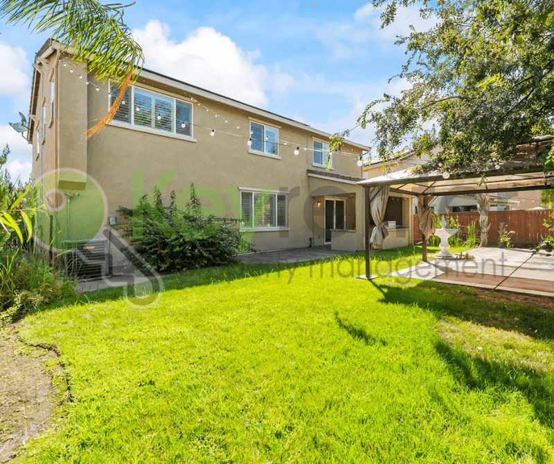 Lincoln House: 1552 Flora Way