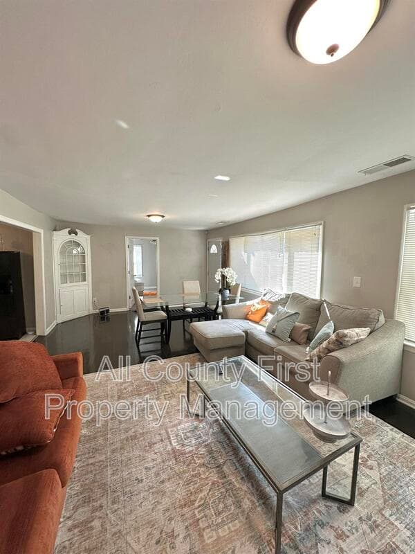 Decatur House: 1384 Peachcrest Rd,