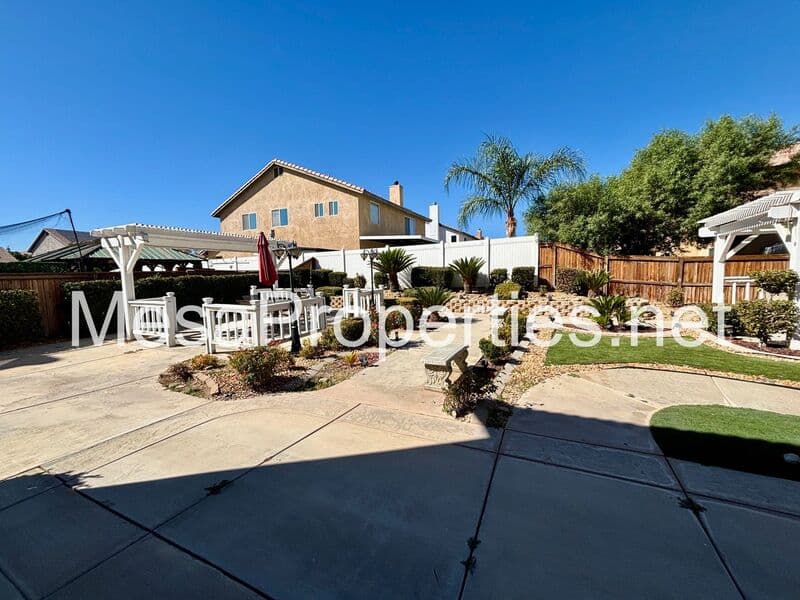 Victorville House: 12604 Sunglow Lane