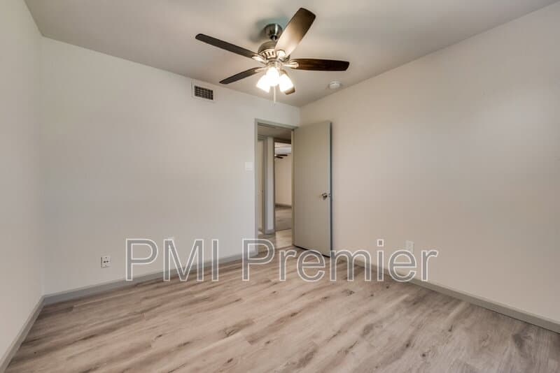 North Richland Hills House: 7021 Lincolnshire Ln