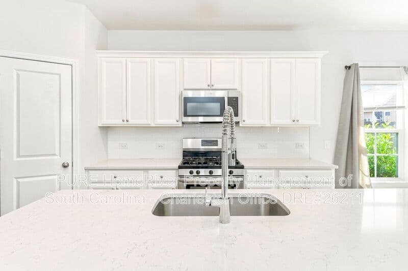 Goose Creek House: 105 Sequoia Ln