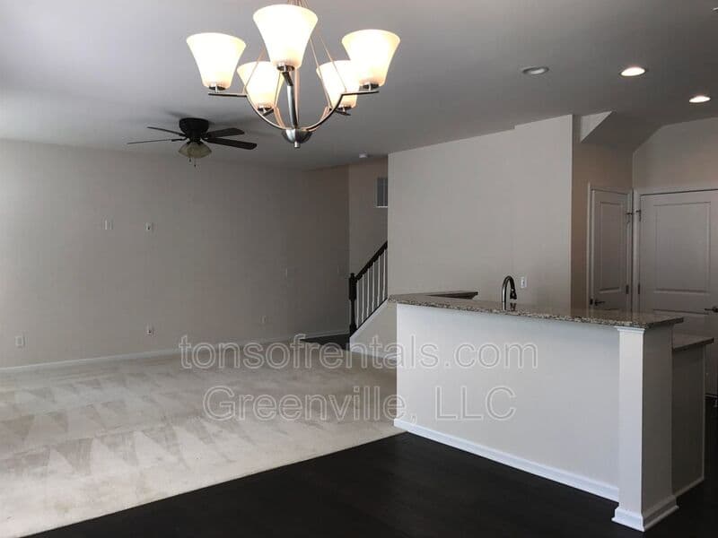 Duncan Townhome: 355 Bellerive Drive