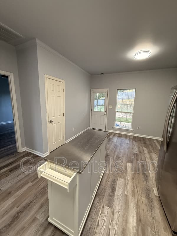 Calera House: 975 McAllister Drive