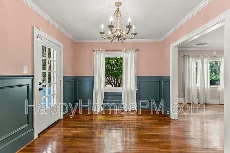 Summerville House: 917 South Main Street