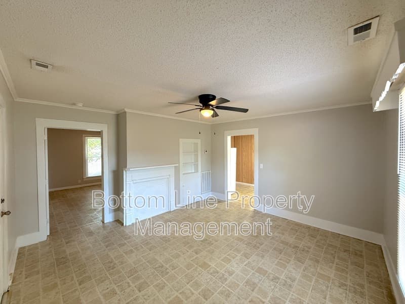 Shelby House: 216 Lineberger St