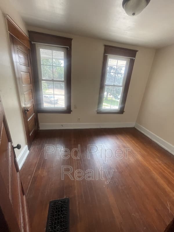 Freeport House: 943 S Galena Ave