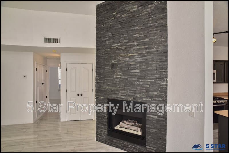 El Paso House: 7959 Morning Dawn Avenue !!