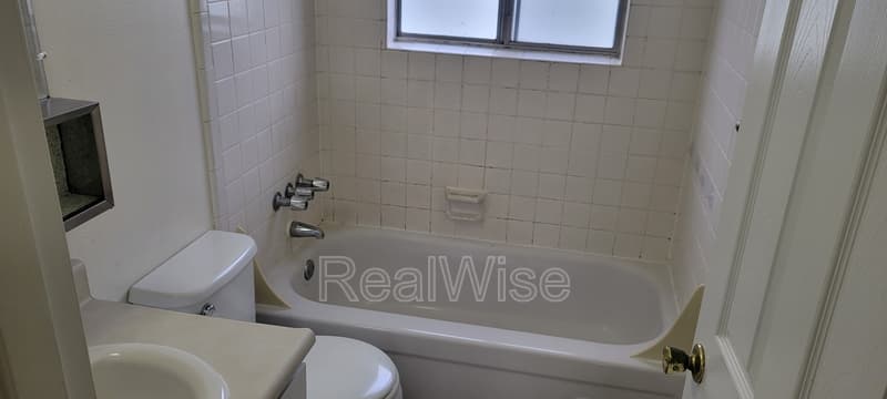 Grants Pass Townhome: 1112 SW 5th St