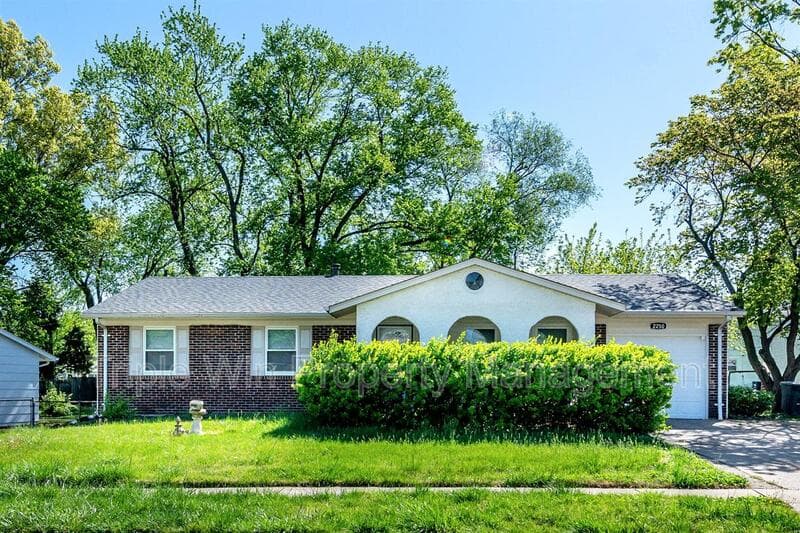 Florissant House: 2250 Spoonwood Ln