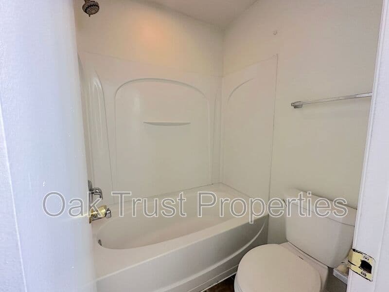 North Charleston House: 7794 McKnight Dr