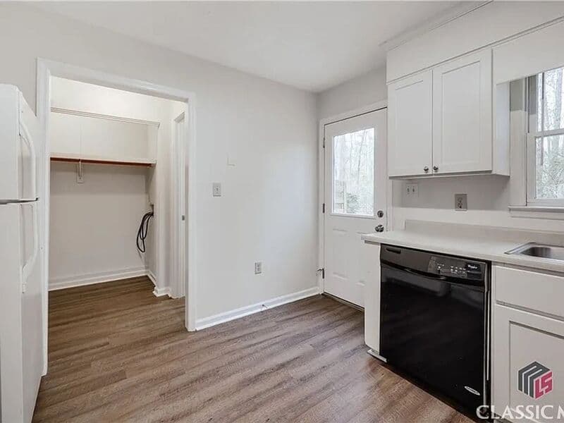 Athens House: 209 Highland Park Dr