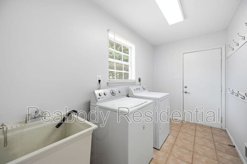Great Falls House: 10609 Oxford Ct