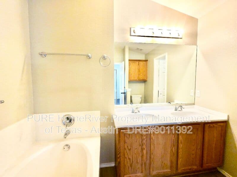 Round Rock House: 932 Monadale Trl