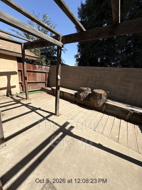 Tulare House: 1270 Tustin Circle