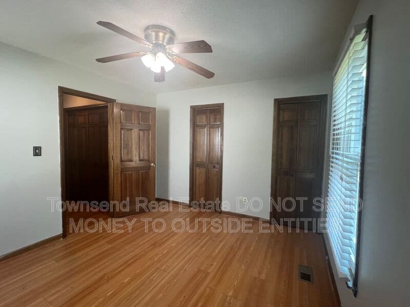 Fayetteville House: 6149 Lakeway Dr.