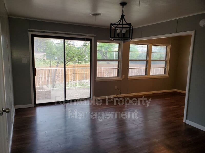 Dallas House: 3239 Navajo Dr