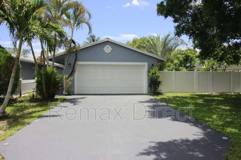 ROYAL PALM BEACH Townhome: 134 Sparrow Drive