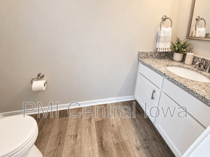 Grimes Townhome: 301 SE 11th St