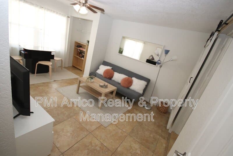 Tampa House: 1918 W Walnut St