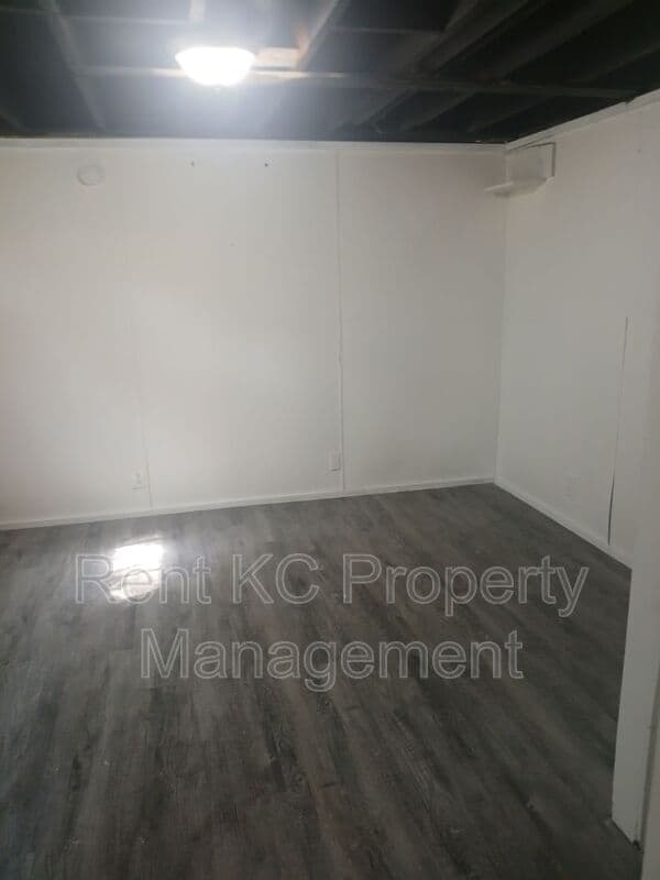 Kansas City House: 5323 NW Edgewood Circle