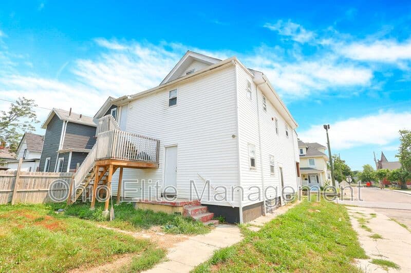 Columbus House: 85 S Wheatland Ave