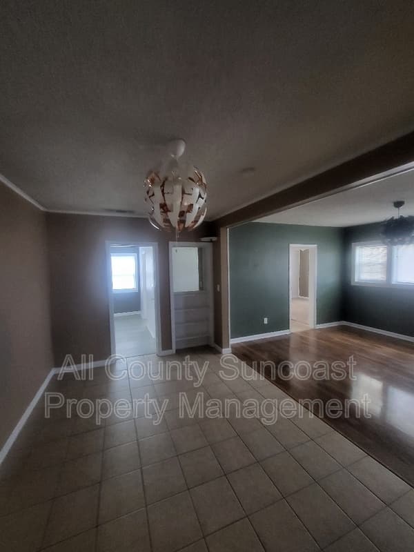 St.Petersburg House: 204 80th Ave N