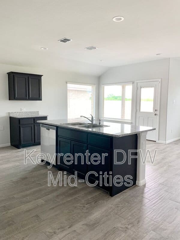 Fort Worth House: 9001 High Stirrup Lane