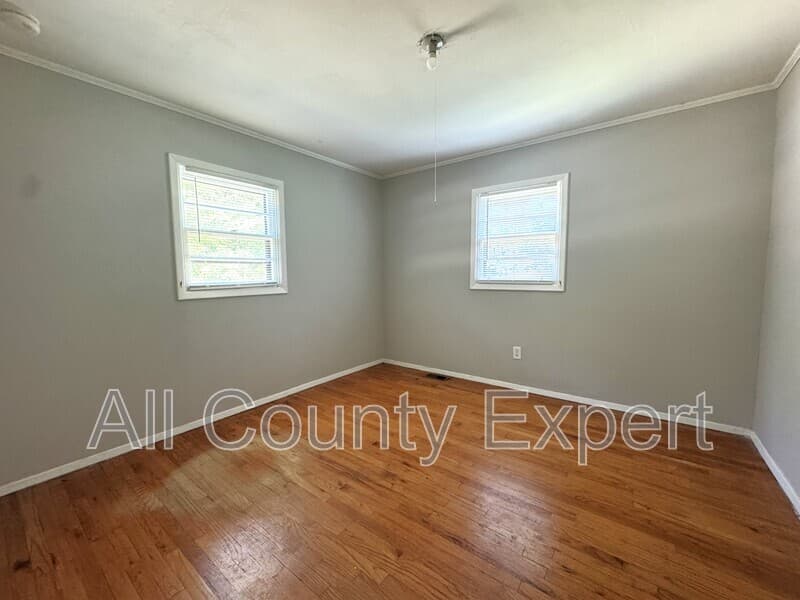 Gainesville House: 9215 Long Hollow Rd