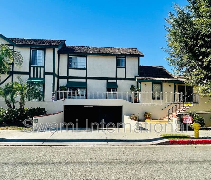 Hawthorne Condo: 12627 Eucalyptus