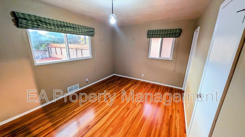 Albuquerque House: 2837 Palomas Dr NE