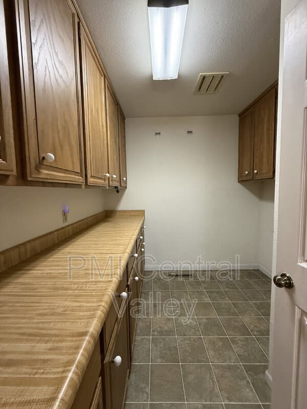 Modesto House: 1725 Edgebrook Drive